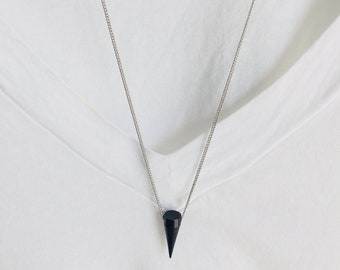 ブラックスパイクペンダントネックレス：エッジの効いた幾何学的パンク 