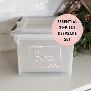 Caja de recuerdos infantil esencial: set premium de 21 piezas, calcomanía personalizada con nombre, 20 carpetas y contenedor premium. Organizador de recuerdos para bebés.
