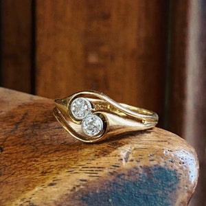 An Early 20th Century 18ct Gold Crossover Ring