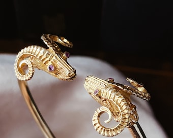 Een 18 kt geelgouden dubbele ramskoparmband