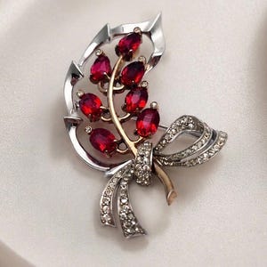 Vintage BEWEES NY Sterling Rubinröd Kristallbrosch | Art Deco Bandrosett Blomspraynål | 1940-tals Hollywood Glam Silver Strassbrosch