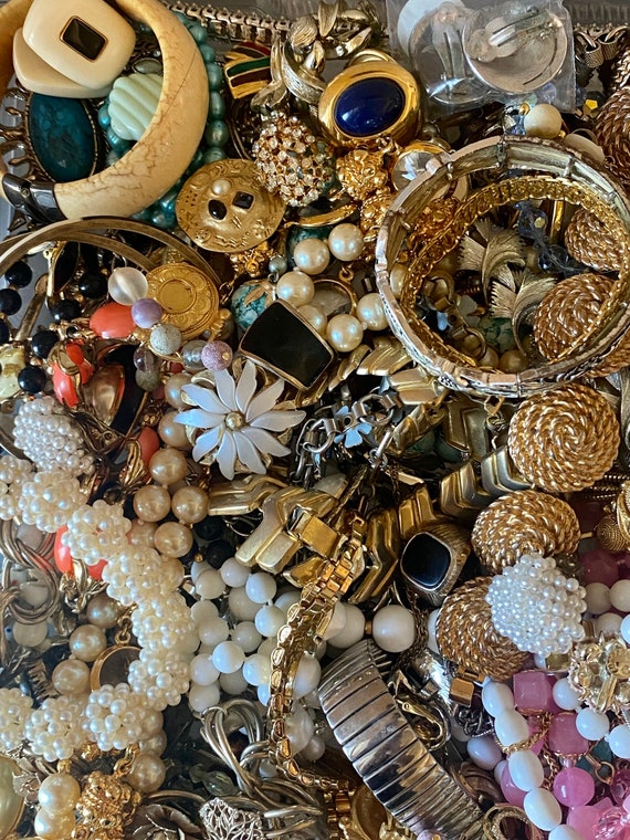 Beginners Guide to Reselling Vintage Costume Jewelry on