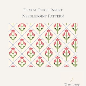 Puede incluir: Un patrón de punto de aguja para un inserto de bolso floral con una cuadrícula de diamantes en azul claro, flores rosas y tallos verdes sobre un fondo crema. El texto dice Floral Purse Insert Needlepoint Pattern y West Loop Canvas Co.
