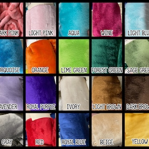 Op de afbeelding: Een kleurenkaart met 18 verschillende kunstbontstoffen. De kleuren omvatten donkerroze, lichtroze, aqua, wijn, lichtblauw, turquoise, oranje, limoengroen, bosgroen, saliegroen, lavendel, koninklijk paars, ivoor, lichtbruin, donkerbruin, grijs, rood, koninklijk blauw, beige en geel.