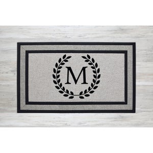 Capacho cinza com monograma de guirlanda simples - presente de casamento - capacho personalizado com monograma para família - presente de encerramento, capacho de boas-vindas 1637**