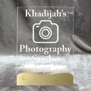 Letrero de acrílico transparente para estudio fotográfico/Exhibidor de mesa grabado con base para mesas de invitados, votos, citas o homenajes conmemorativos 7838