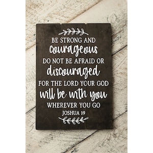 Be Strong And Courageous - Joshua 1:9 - 16.5" x23" Pallet Sign Home Decor Gift - Bible Verse Sign - Rustic Sign Home Decor Gift Idea 7039**