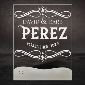Placa de acrílico para eventos com nomes de família gravados | Expositor transparente com base para detalhes do casamento, citações da cerimônia ou identidade visual da empresa 7838