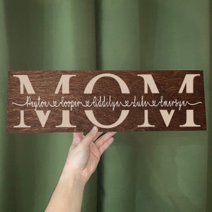 Mother&#39;s Day Gift: Custom Mom Sign with Family Names (7122)