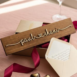 Letrero personalizado con los nombres de la pareja: Regalo ideal para aniversarios, bodas o San Valentín. imagen 1