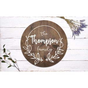Round Last Name Family Sign with Wreath - Family Name Wreath Sign - Personalized Wedding Gift - Pallet Sign - Wood Wedding Sign 7372