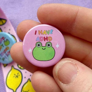Ik heb ADHD-knopbadge - communicatiebadges - autistisch - neurodivergent - kikkersieraad - kleurrijk - speld - schattig - draagkoord - Kellylou