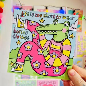 Impression carrée la vie est trop courte pour porter des vêtements ennuyeux - coloré - dressing à la dopamine - mignon - crocodile - positivité - Kellylou - impression d'art