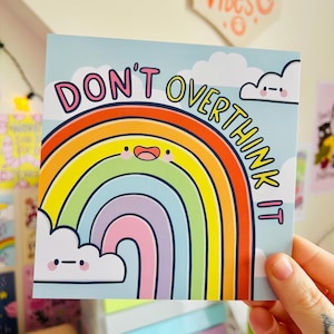Não pense demais - Impressão quadrada - Arco-íris - Pensador excessivo - Não se estresse - Fofo - Colorido - Lembrete - Positividade - Kellylou - Impressão artística