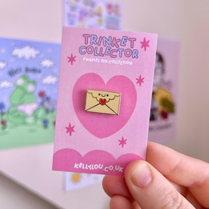 Sobre adorable - Mini pin de esmalte - Carta de amor - Papelería - Amigo por correspondencia - Coleccionista de baratijas - Adorable - Baratija - Solapa - Relleno de tablero - Kellylou