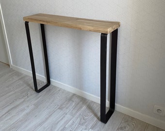Mesa consola de estilo industrial en roble macizo con pata metálica en ángulo curvo