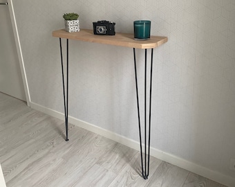 Consoletafel in industriële stijl van beukenhout met metalen poten.