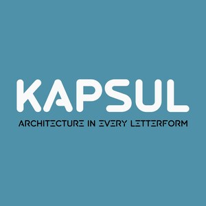Op de afbeelding: Witte tekst op een turquoise achtergrond leest "KAPSUL" in een vet, afgerond lettertype. Daaronder staat in kleinere zwarte tekst "ARCHITECTURE IN EVERY LETTERFORM". Het ontwerp is strak en modern.