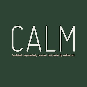 Peut inclure: Conception graphique avec le mot "CALM" en blanc, police sans empattement. En dessous, la phrase "Confident, expressively rounded, and perfectly calibrated." Le fond est vert foncé.