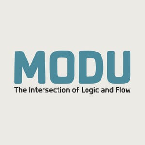 Op de afbeelding: Het woord "MODU" in turquoise blokletters is gecentreerd boven de zin "The Intersection of Logic and Flow" in een schreefloze letter. De achtergrond is lichtbeige.