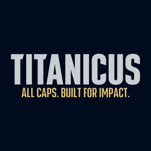 Op de afbeelding: Een marineblauwe afbeelding met het woord "TITANICUS" in grote, lichtgrijze hoofdletters. Daaronder staat in kleinere, goudkleurige tekst: "ALL CAPS. BUILT FOR IMPACT."