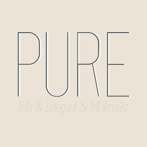 Peut inclure: Une composition minimaliste avec le mot "PURE" écrit en police fine sans-serif avec un léger effet d'ombre. En dessous, le texte "Thin & Elegant & Minimalist" est écrit en italique clair, sur fond beige neutre.