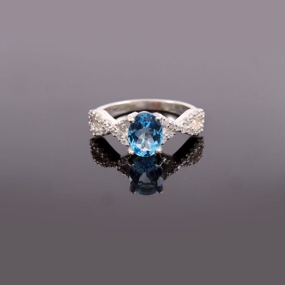 スイスブルートパーズ婚約指輪スターリングシルバーロジウムニッケル仕上げ2.00カラットサイズ5 to 9 スイスブルートパーズリング：スターリングシルバーのハローエンゲージ