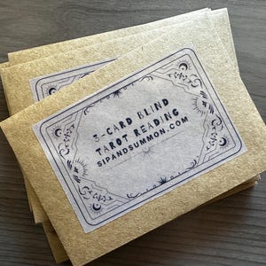 Blinde tarotlezen met 3 kaarten. Elke trekking is een unieke ervaring. Verleden, heden, toekomst: wat zeggen de kaarten? Perfect voor alle niveaus!