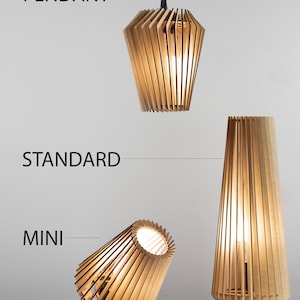 Pu&ograve; includere: Tre luci a sospensione in legno di diverse dimensioni: a sospensione, standard e mini. Le luci sono realizzate con sottili lamelle di legno e hanno una finitura in legno naturale e calda.