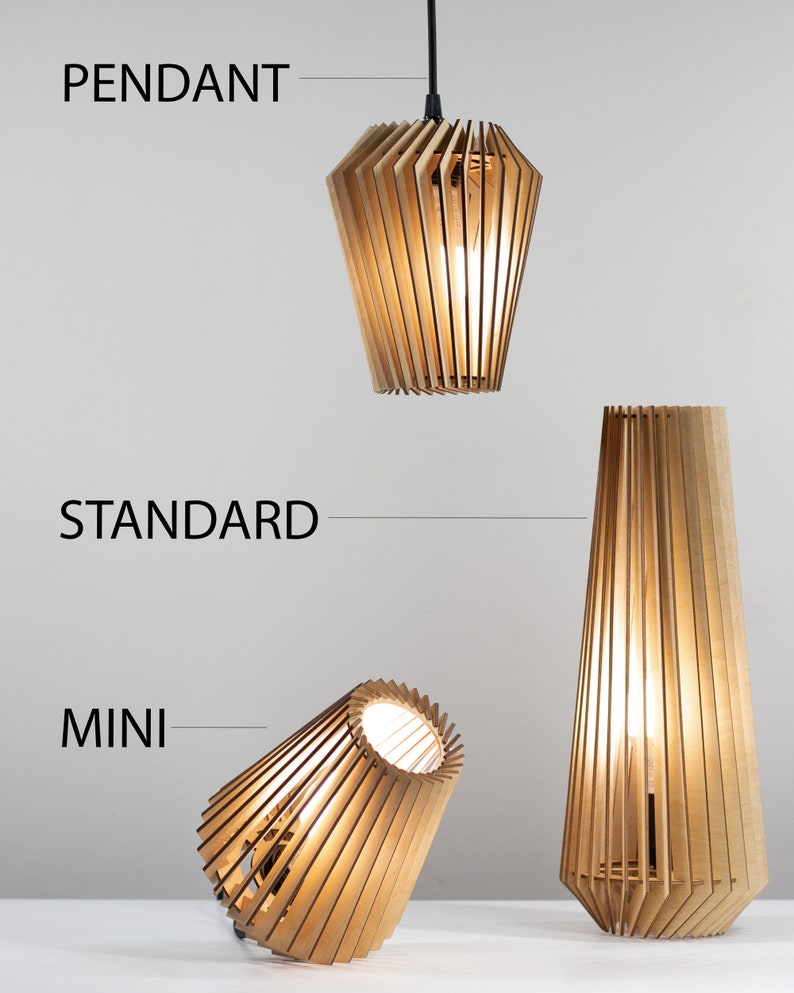 Pu&ograve; includere: Tre luci a sospensione in legno di diverse dimensioni: a sospensione, standard e mini. Le luci sono realizzate con sottili lamelle di legno e hanno una finitura in legno naturale e calda.