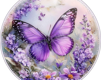 Könnte beinhalten: Ein runder Zierteller mit einem großen, leuchtend violetten Schmetterling mit schwarz gesäumten Flügeln als zentrales Motiv. Der Schmetterling ist von Büscheln aus hellvioletten und lavendelfarbenen Blumen vor einem weichen Hintergrund umgeben.