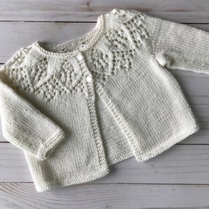 &quot;Spitze Yoke &quot;&quot;Meredith&quot;&quot; Cashmere Merino Cardigan, Hand gestrickt für Baby Mädchen, Jungen, Kleinkinder & Kinder.&quot;