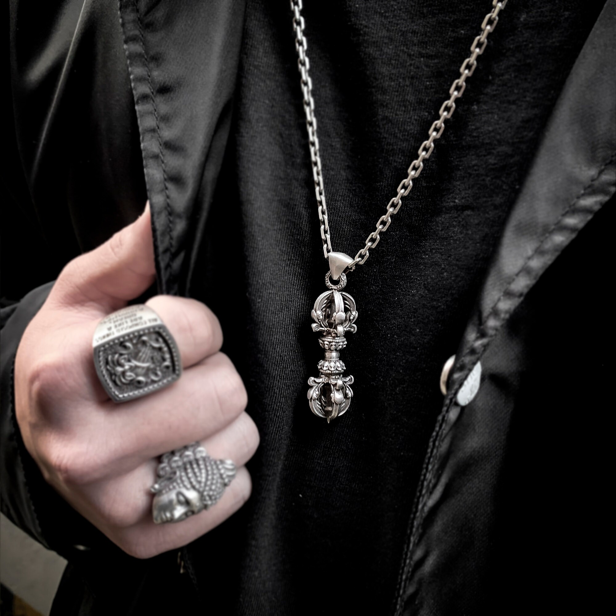 Collana Uomo In Acciaio Inox Con Ciondolo Amuleto Buddista Vajra &ndash; Lunga 25 Pollici