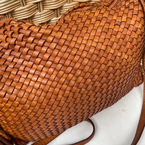 Sac bandoulière en cuir tressé cognac qualité premium fait main image 8