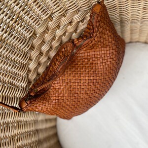 Sac bandoulière en cuir tressé cognac qualité premium fait main image 4