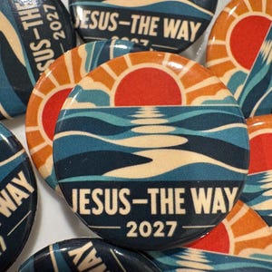 Puede incluir: Una colección de chapas redondas con una ilustración gráfica de una puesta de sol sobre las olas del mar. El diseño incluye un sol rojo, agua azul y turquesa, y el texto "JESUS-THE WAY" seguido del año "2027" en letras de color blanco.