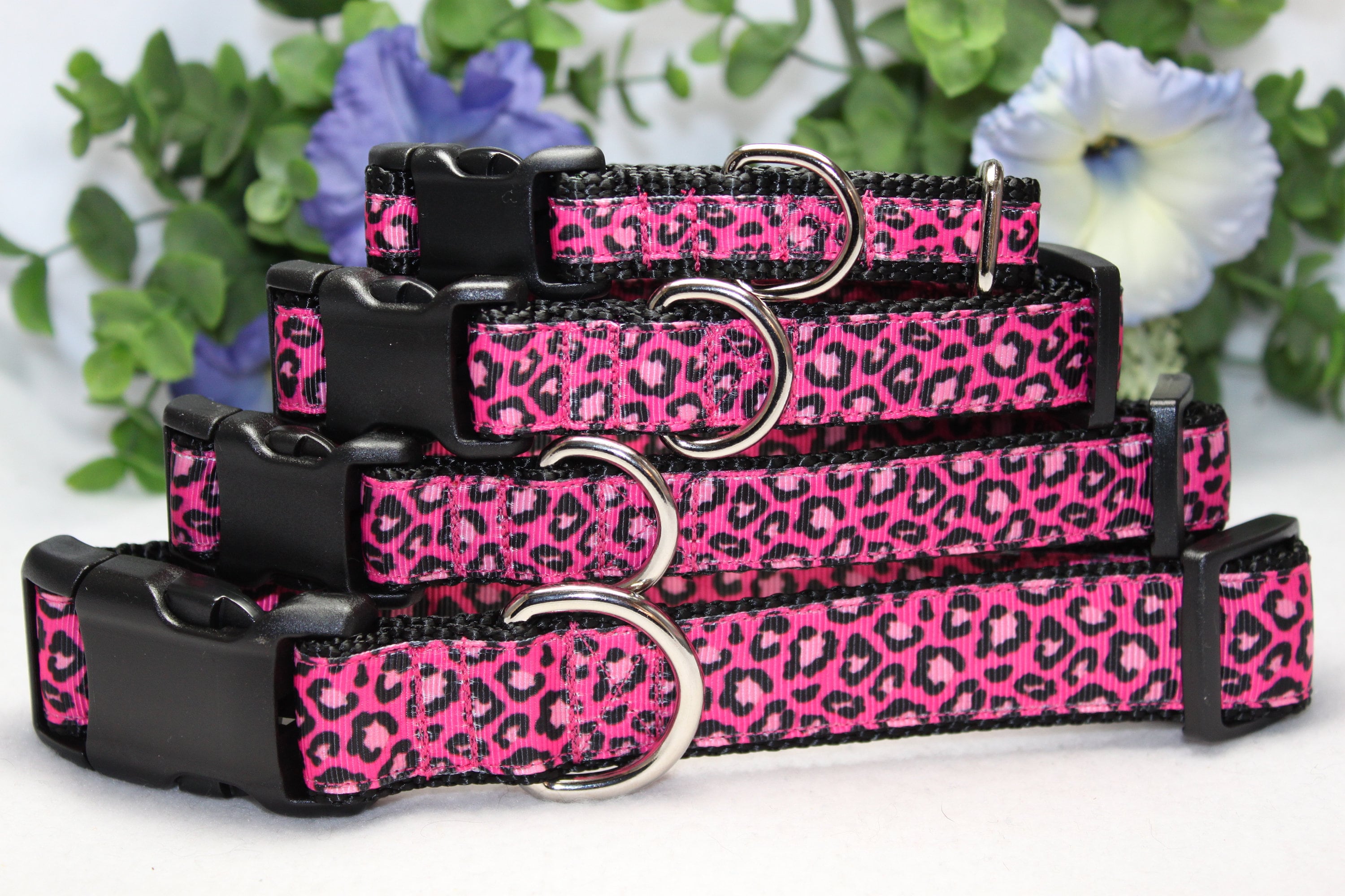調節可能なヒョウ柄首輪は4サイズご用意しております。黒とピンクの