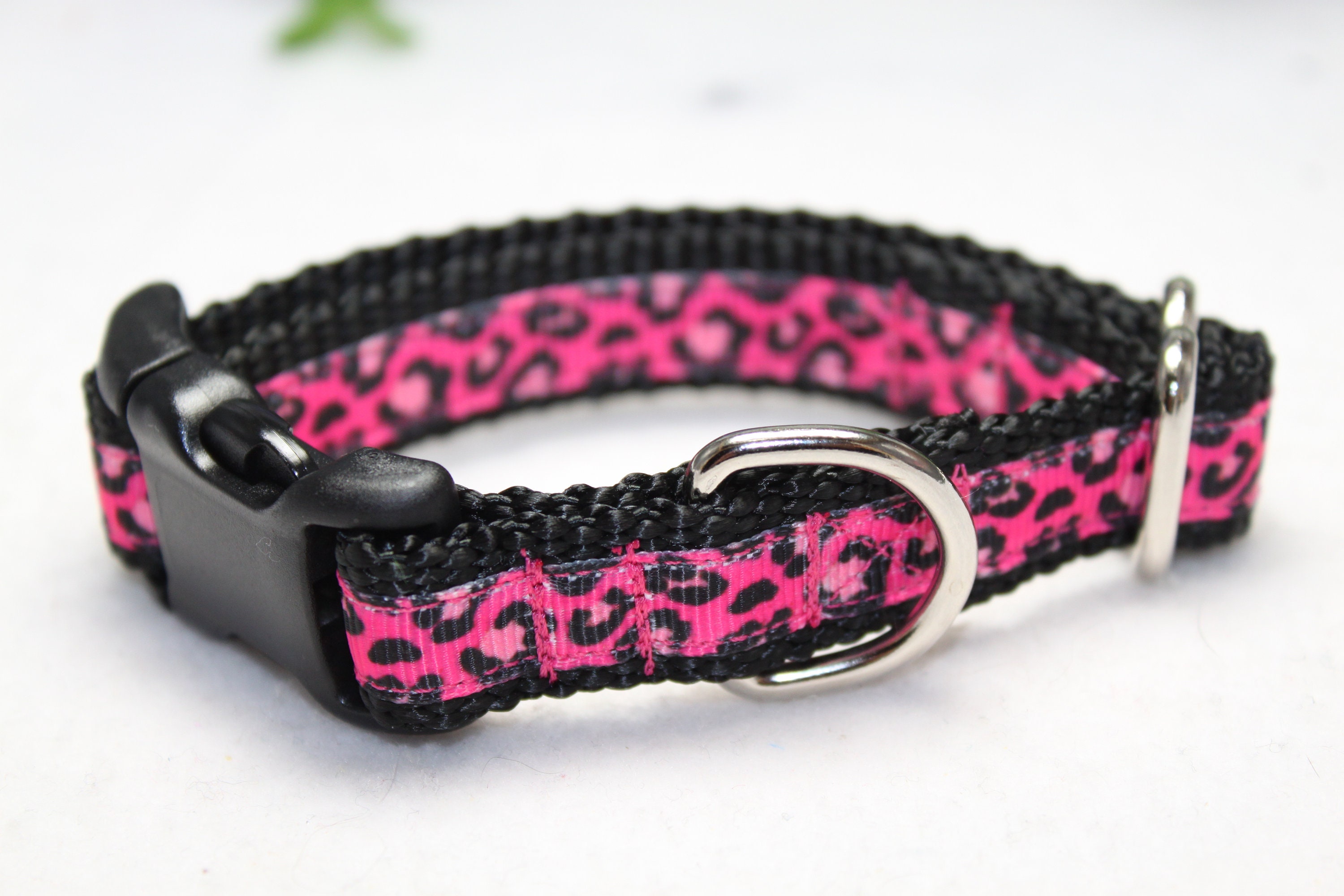 調節可能なヒョウ柄首輪は4サイズご用意しております。黒とピンクの