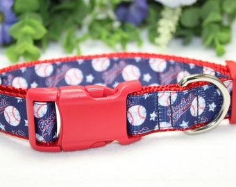 Grande collare regolabile per cani da baseball blu navy.  Il collare estivo perfetto per tutti gli appassionati di baseball!