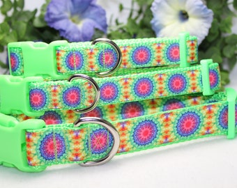 Puede incluir: Tres collares de perro verdes con patrones de mandala coloridos y anillos en D plateados. Los collares tienen hebillas de plástico verdes.