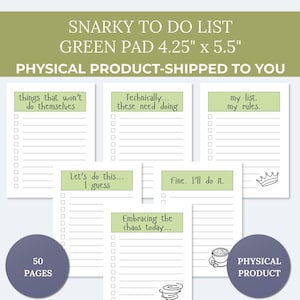 以下が含まれることがあります： 「SNARKY TO DO LIST GREEN PAD 10.8cm x 14cm」と「PHYSICAL PRODUCT-SHIPPED TO YOU」のテキストが入った、緑色のSnarky To Do Listパッド。 「things that won't do themselves」のようなユーモラスなフレーズが書かれたメモカードがいくつか含まれています。