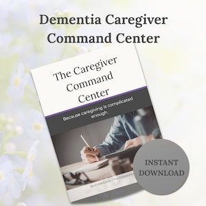 Può includere: Un download digitale intitolato "The Caregiver Command Center" con il testo "Because caregiving is complicated enough." L'immagine mostra una persona che scrive su un quaderno. Un cerchio grigio con "Instant Download" è in basso a destra.