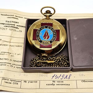 Orologio da tasca meccanico Molnija a un partecipante alla liquidazione delle conseguenze dell'incidente di Chernobyl - NOS, scatola e documenti, catena