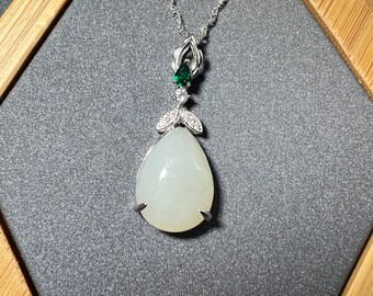 Emerald Spark — Pendentif en jade blanc certifié avec de l'argent sterling et des touches de cristaux verts