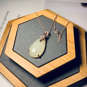 Merial - Certified white jade necklace rose gold