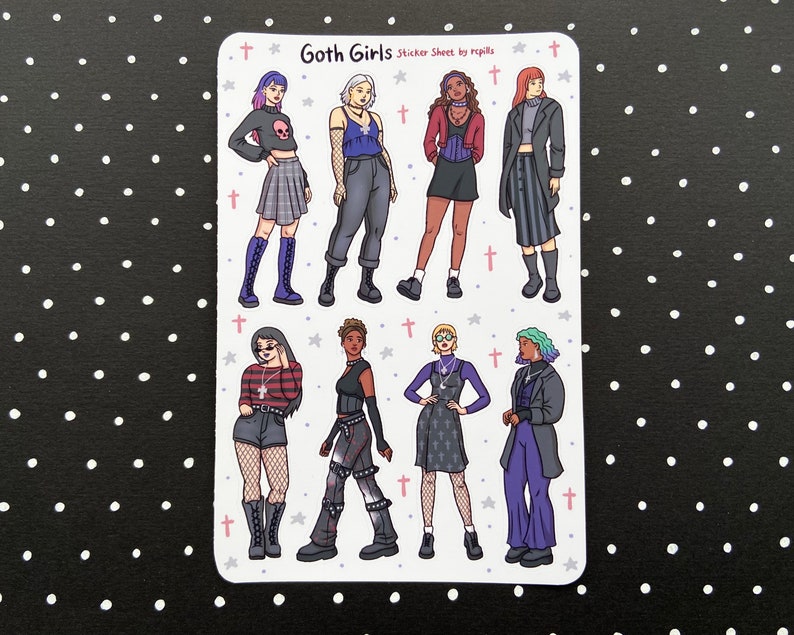 Pu&ograve; includere: Foglio di adesivi con otto ragazze goth con diversi stili di capelli, vestiti e accessori. Il foglio di adesivi &egrave; intitolato "Goth Girls Sticker Sheet by repils".