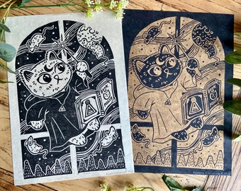 Stampa su lino con gatto magico e topo fluttuante / Stampa a blocchi, stampata a mano, arte di Halloween, illustrazione folcloristica di streghe e maghi, decorazione in linoleum