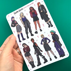 Pu&ograve; includere: Foglio di adesivi con otto ragazze goth con diversi stili di capelli, vestiti e accessori. Il foglio di adesivi &egrave; intitolato "Goth Girls Sticker Sheet by repills".