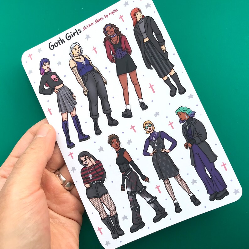 Pu&ograve; includere: Foglio di adesivi con otto ragazze goth con diversi stili di capelli, vestiti e accessori. Il foglio di adesivi &egrave; intitolato "Goth Girls Sticker Sheet by repills".