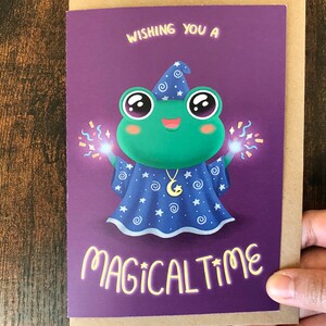 Carte grenouille magicienne/intérieur vierge avec enveloppe recyclée/Noël gothique, vacances mignonnes, magie, anniversaire, nouvel an, sorcellerie, cottagecore